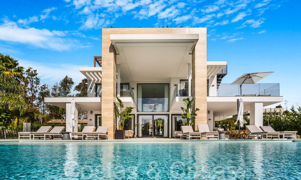Modernistische luxevilla te koop in een exclusieve, afgeschermde woonwijk op de Golden Mile van Marbella 67623