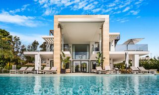 Modernistische luxevilla te koop in een exclusieve, afgeschermde woonwijk op de Golden Mile van Marbella 67623 