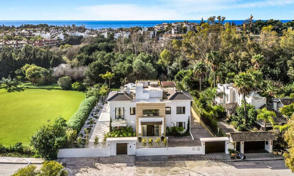 Modernistische luxevilla te koop in een exclusieve, afgeschermde woonwijk op de Golden Mile van Marbella 67627
