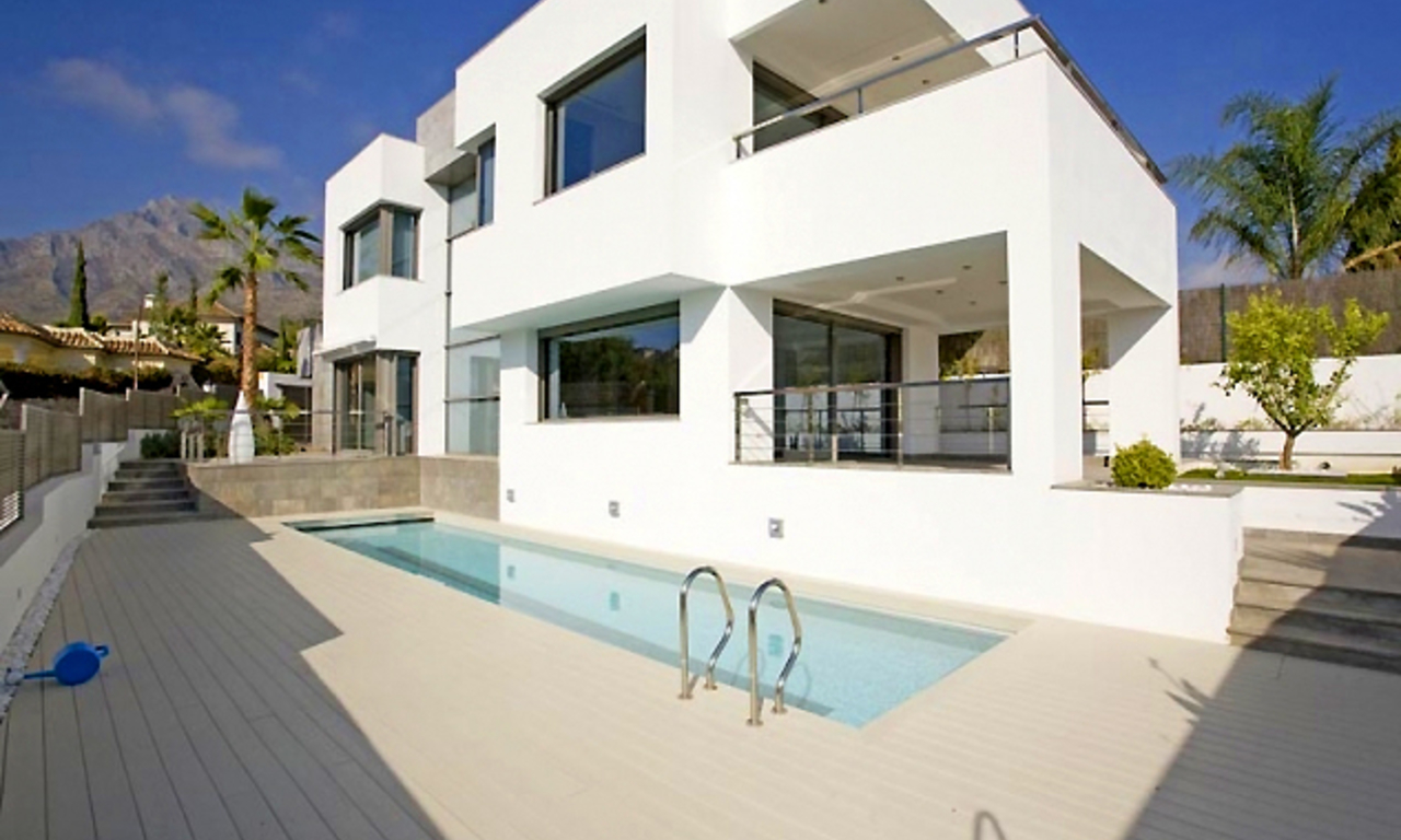 Nieuwe moderne villa te koop op de Golden Mile in Marbella 0