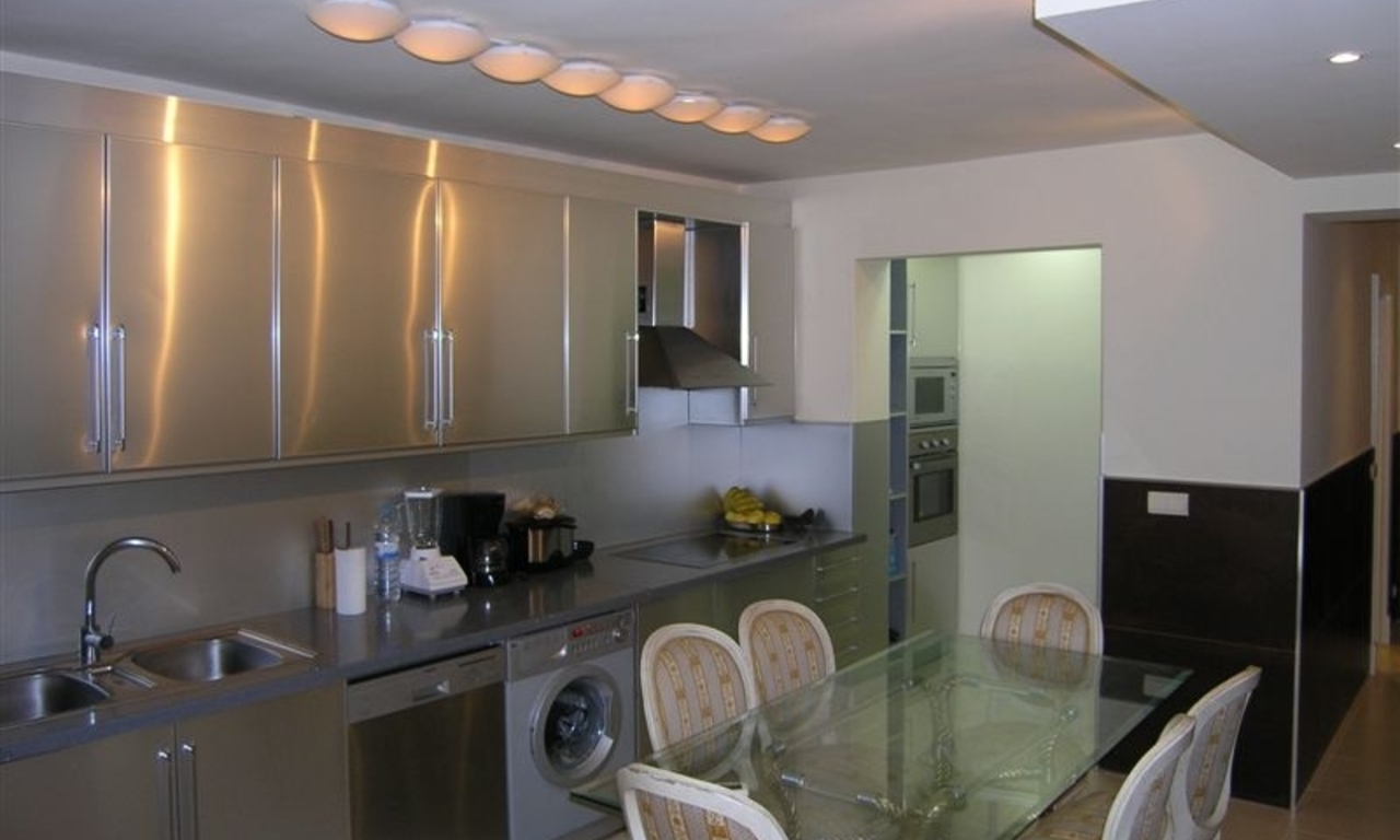 Bargain gerenoveerd appartement te koop in Nueva Andalucia, Marbella 2