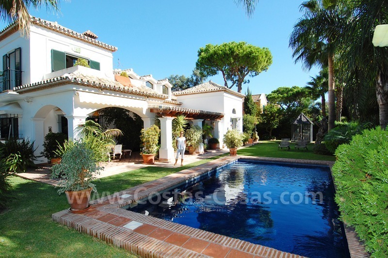 Beachside villa te koop, New Golden Mile, Marbella - Estepona