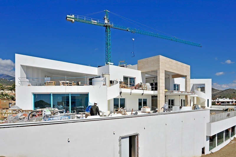 Costas & Casas: Bouw van een nieuwe luxe en moderne stijl villa in Marbella