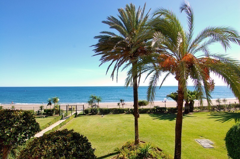Penthouse te koop aan het strand Marbella Estepona exclusief bij Costas & Casas