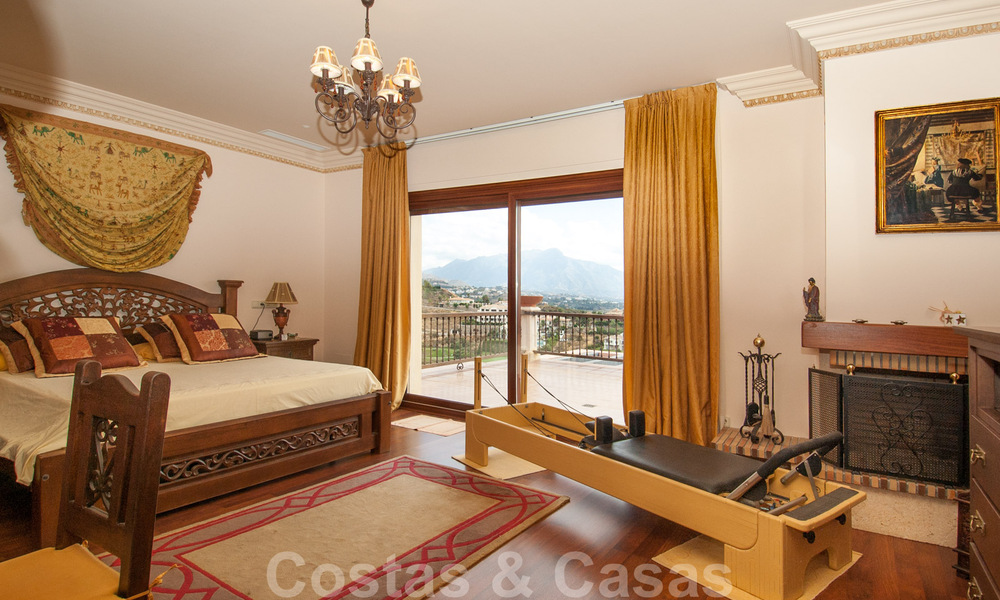 Villa te koop in Marbella – Benahavis met panoramisch golf- en zeezicht 31126