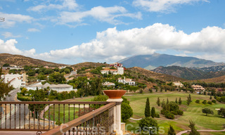 Villa te koop in Marbella – Benahavis met panoramisch golf- en zeezicht 31132 
