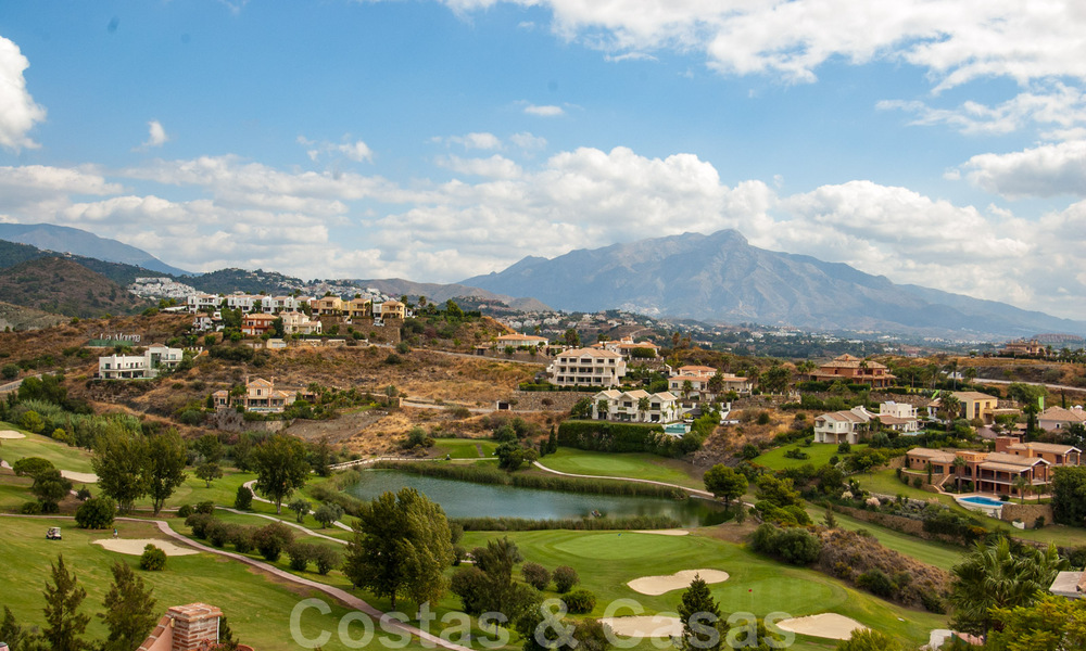 Villa te koop in Marbella – Benahavis met panoramisch golf- en zeezicht 31135