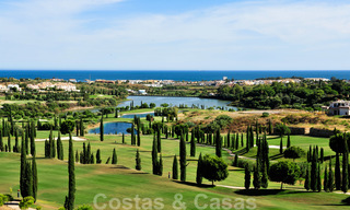 Moderne golf appartementen te koop in een 5*golfresort, New Golden Mile, Marbella - Benahavís. Laatste 4 units met extra korting 24023 