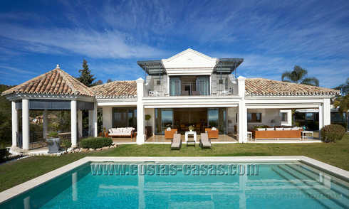 Exclusieve villa te koop in een gated en beveiligd up-market gebied van Marbella - Benahavis met zeezicht 30355