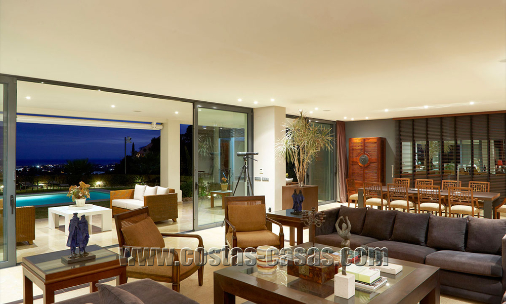 Exclusieve villa te koop in een gated en beveiligd up-market gebied van Marbella - Benahavis met zeezicht 30360