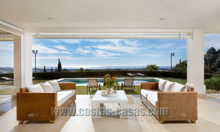 Exclusieve villa te koop in een gated en beveiligd up-market gebied van Marbella - Benahavis met zeezicht 30364 