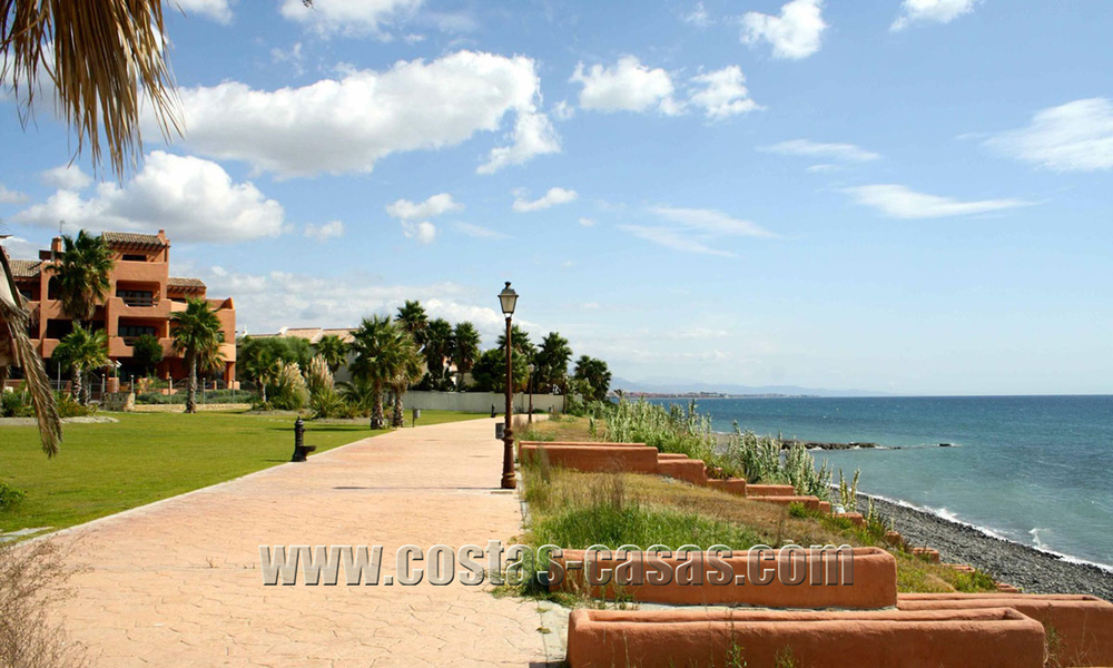 Luxe strandappartementen te koop in een eerstelijns strand resort, New Golden Mile, Marbella - Estepona 5300