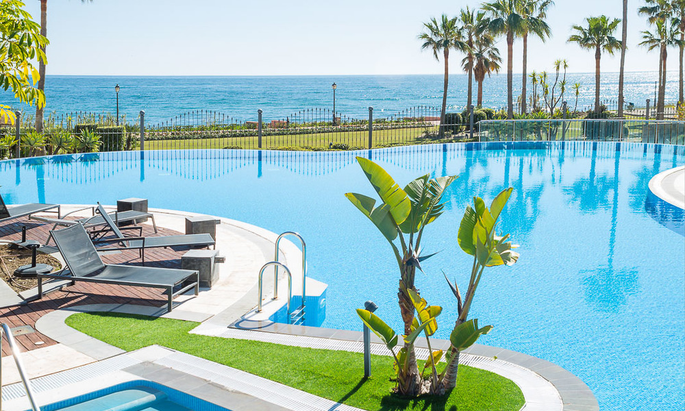 Luxe strandappartementen te koop in een eerstelijns strand resort, New Golden Mile, Marbella - Estepona 5295