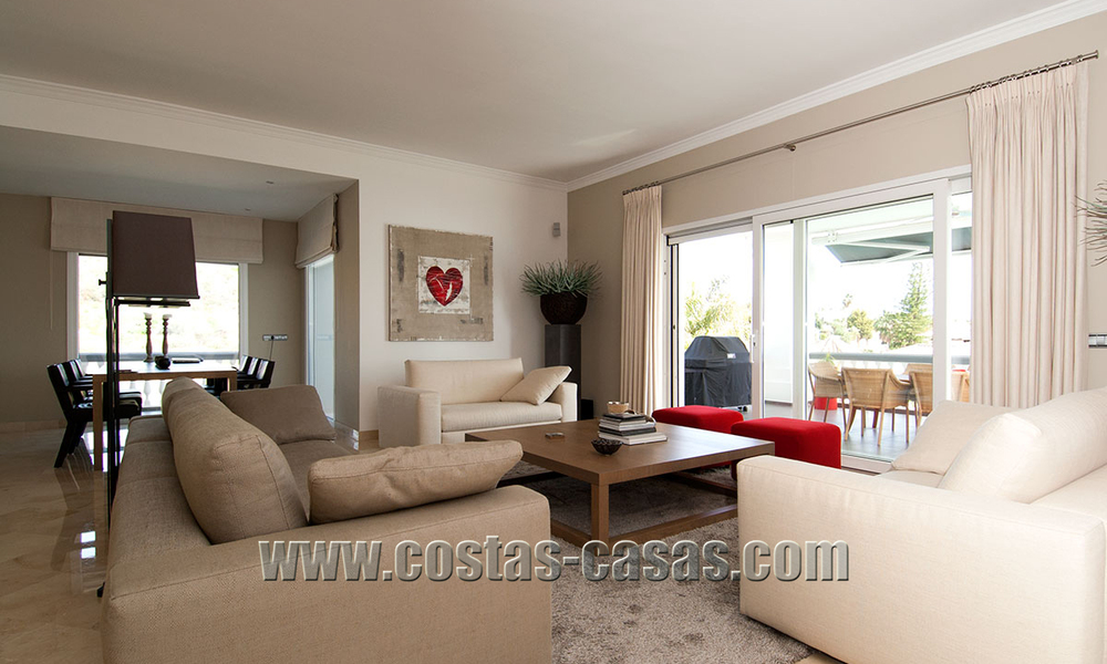 Grote en volledig gerenoveerde, moderne villa te koop in Nueva Andalucía, Marbella 30120