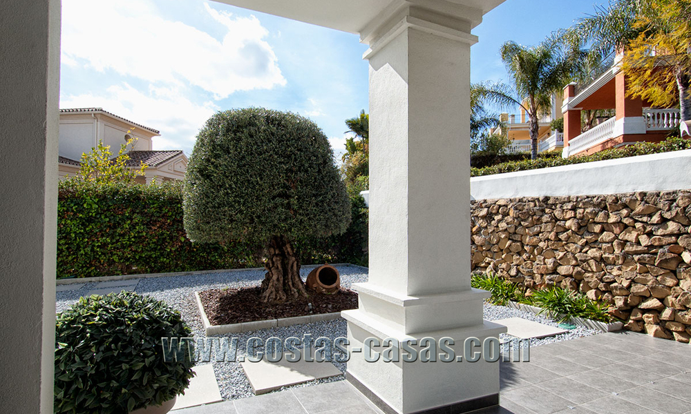 Grote en volledig gerenoveerde, moderne villa te koop in Nueva Andalucía, Marbella 30150