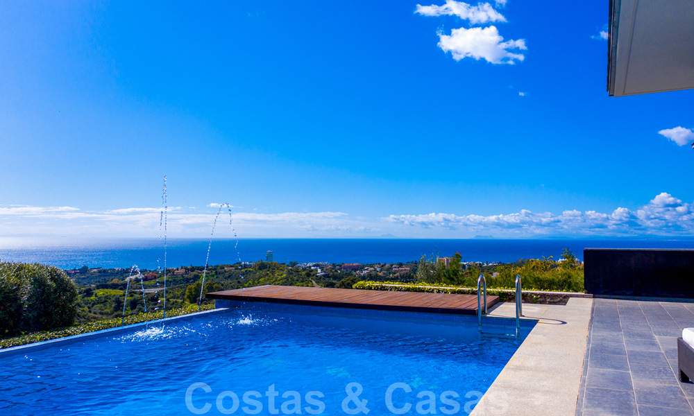 Instapklare moderne villa te koop met schitterend open zeezicht net ten oosten van Marbella centrum 32701