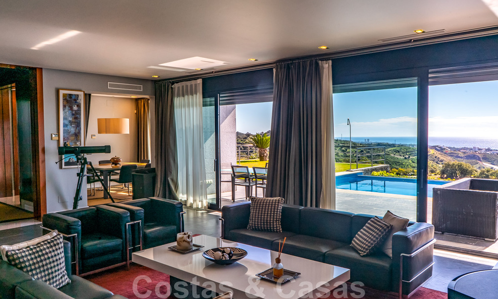 Instapklare moderne villa te koop met schitterend open zeezicht net ten oosten van Marbella centrum 32710