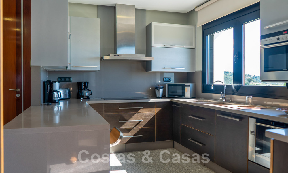 Instapklare moderne villa te koop met schitterend open zeezicht net ten oosten van Marbella centrum 32722