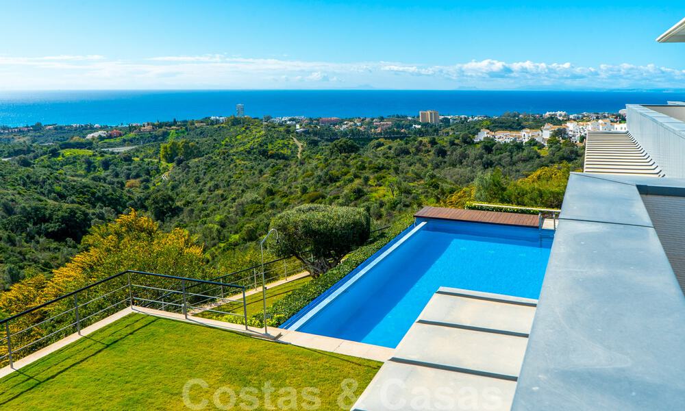 Instapklare moderne villa te koop met schitterend open zeezicht net ten oosten van Marbella centrum 32726