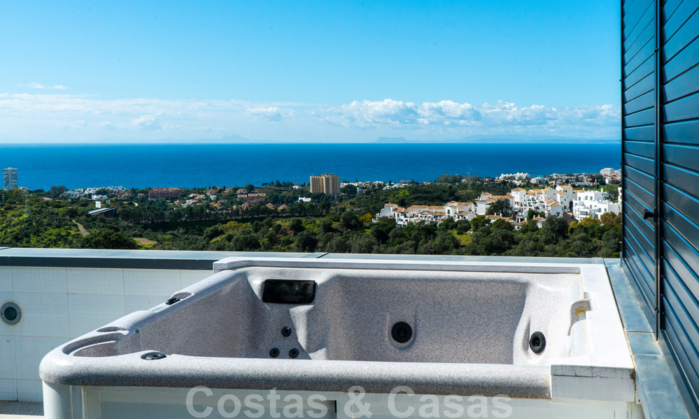 Instapklare moderne villa te koop met schitterend open zeezicht net ten oosten van Marbella centrum 32730