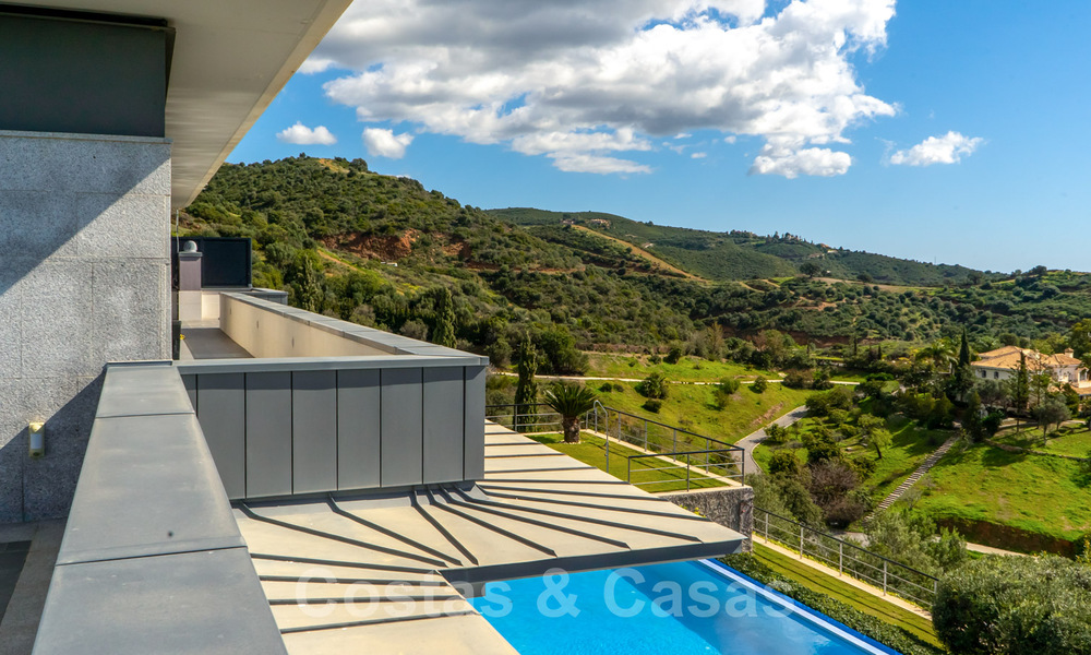 Instapklare moderne villa te koop met schitterend open zeezicht net ten oosten van Marbella centrum 32733