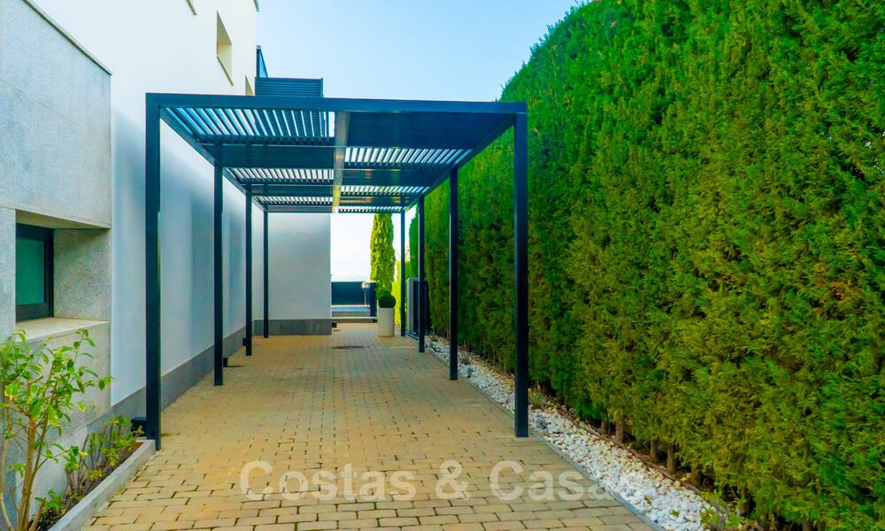 Instapklare moderne villa te koop met schitterend open zeezicht net ten oosten van Marbella centrum 32736