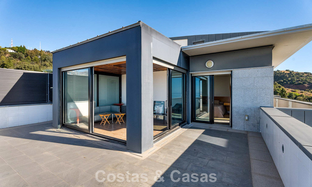 Instapklare moderne villa te koop met schitterend open zeezicht net ten oosten van Marbella centrum 787816