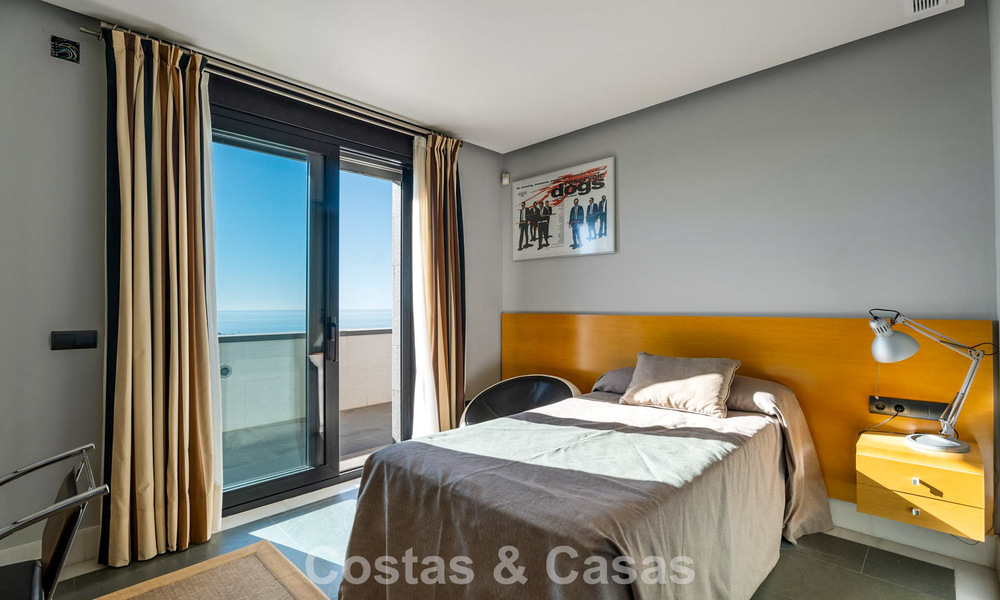 Instapklare moderne villa te koop met schitterend open zeezicht net ten oosten van Marbella centrum 787838