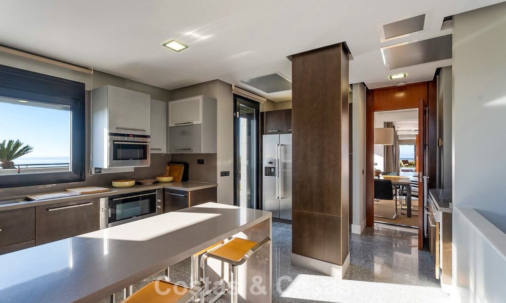 Instapklare moderne villa te koop met schitterend open zeezicht net ten oosten van Marbella centrum 787855