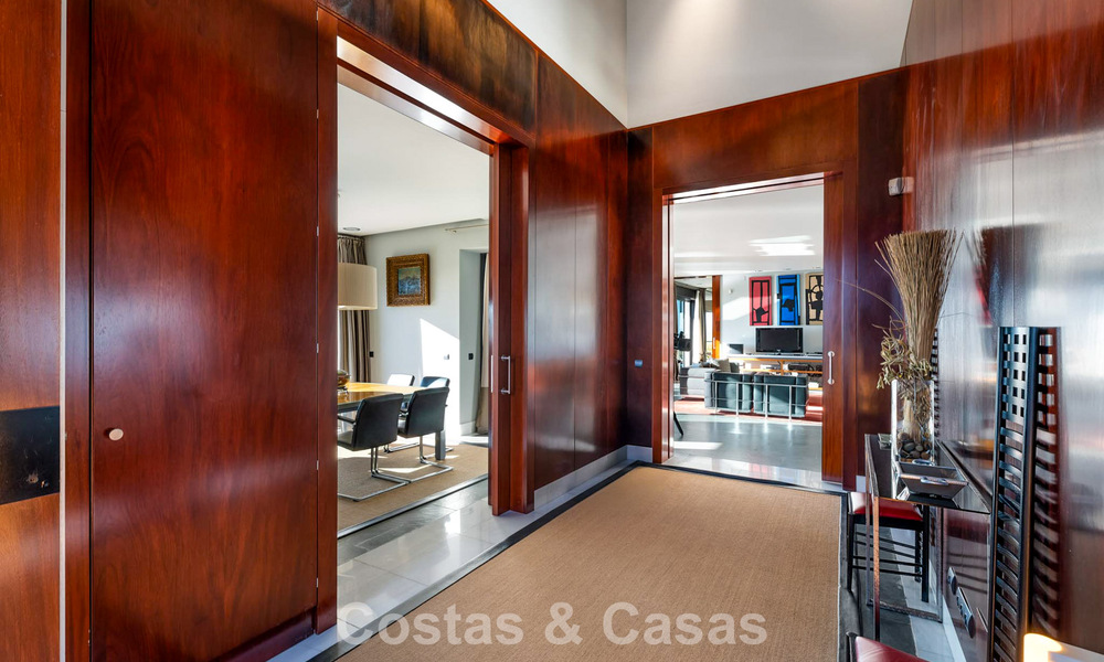 Instapklare moderne villa te koop met schitterend open zeezicht net ten oosten van Marbella centrum 787856