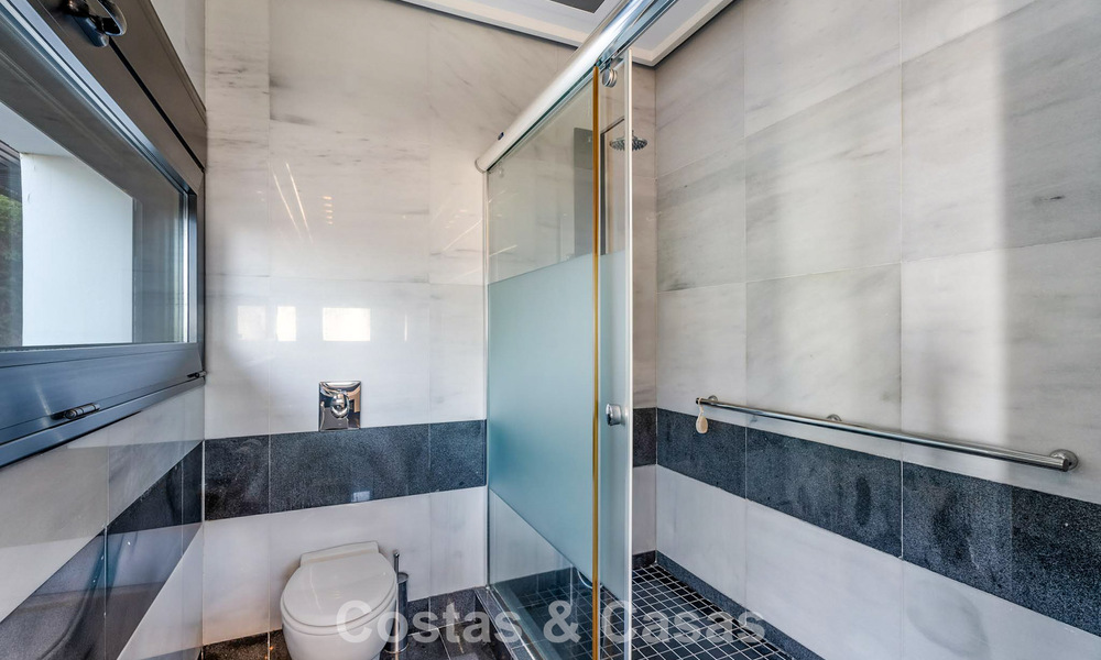 Instapklare moderne villa te koop met schitterend open zeezicht net ten oosten van Marbella centrum 787857