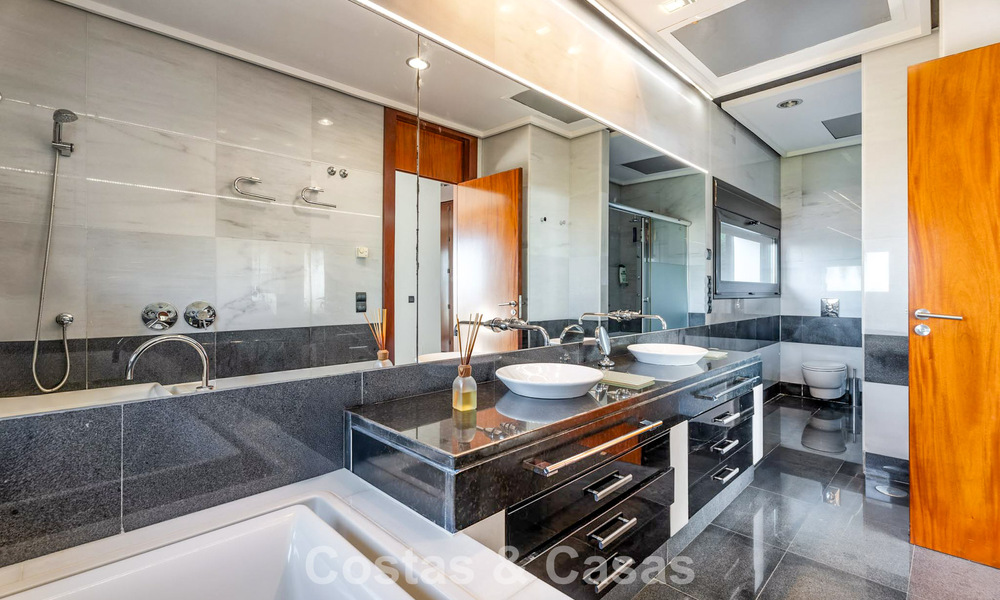 Instapklare moderne villa te koop met schitterend open zeezicht net ten oosten van Marbella centrum 787858