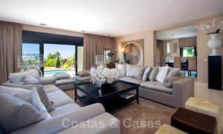 Indrukwekkende hedendaagse luxe villa met gastenappartement te koop in de Golf Vallei van Nueva Andalucia, Marbella 22590 