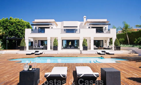 Indrukwekkende hedendaagse luxe villa met gastenappartement te koop in de Golf Vallei van Nueva Andalucia, Marbella 22592