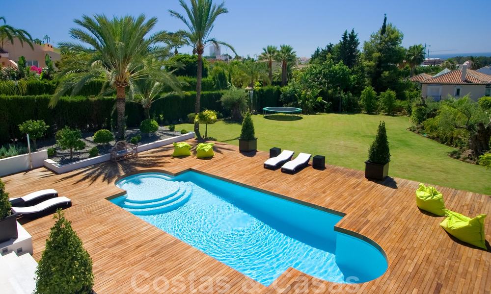 Indrukwekkende hedendaagse luxe villa met gastenappartement te koop in de Golf Vallei van Nueva Andalucia, Marbella 22596