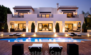 Indrukwekkende hedendaagse luxe villa met gastenappartement te koop in de Golf Vallei van Nueva Andalucia, Marbella 22603 