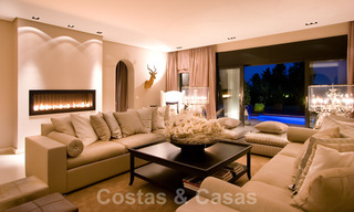 Indrukwekkende hedendaagse luxe villa met gastenappartement te koop in de Golf Vallei van Nueva Andalucia, Marbella 22606 