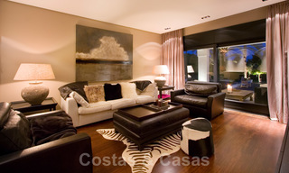 Indrukwekkende hedendaagse luxe villa met gastenappartement te koop in de Golf Vallei van Nueva Andalucia, Marbella 22607 