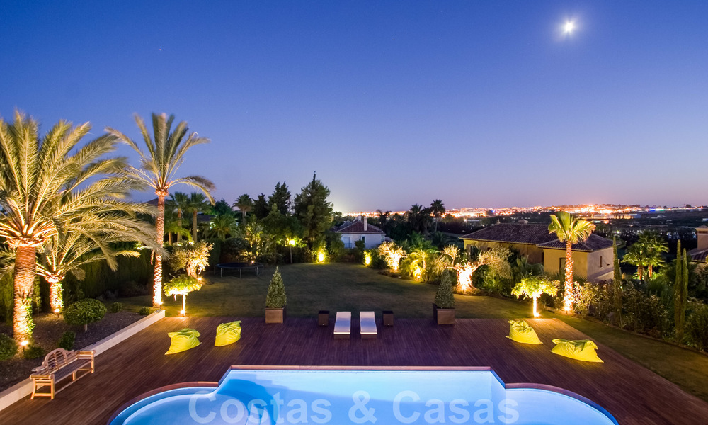 Indrukwekkende hedendaagse luxe villa met gastenappartement te koop in de Golf Vallei van Nueva Andalucia, Marbella 22608