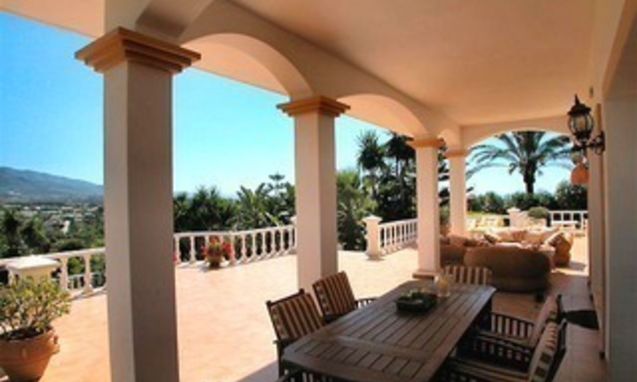 Ruime luxueuze villa te koop te midden de golfvallei van Nueva Andalucia te Marbella 2