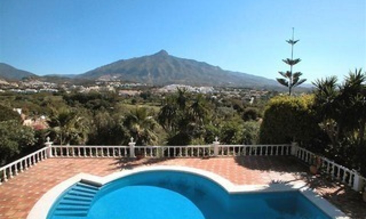 Ruime luxueuze villa te koop te midden de golfvallei van Nueva Andalucia te Marbella 0