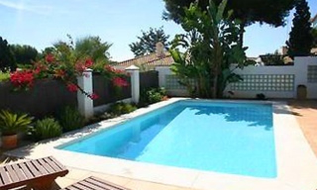 Beachside villa te koop, dichtbij het strand, Los Monteros Beach, Marbella 1