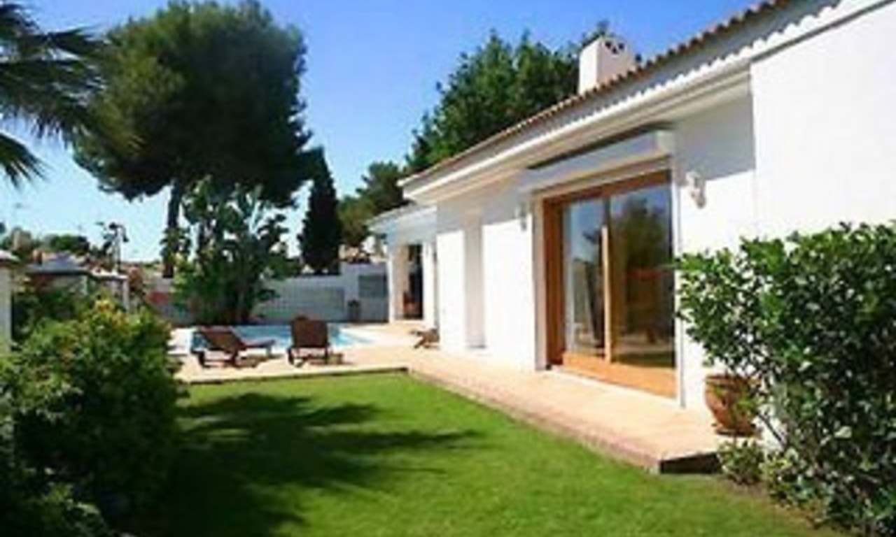 Beachside villa te koop, dichtbij het strand, Los Monteros Beach, Marbella 2