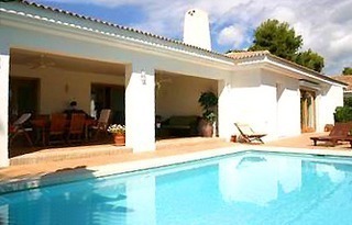 Beachside villa te koop, dichtbij het strand, Los Monteros Beach, Marbella