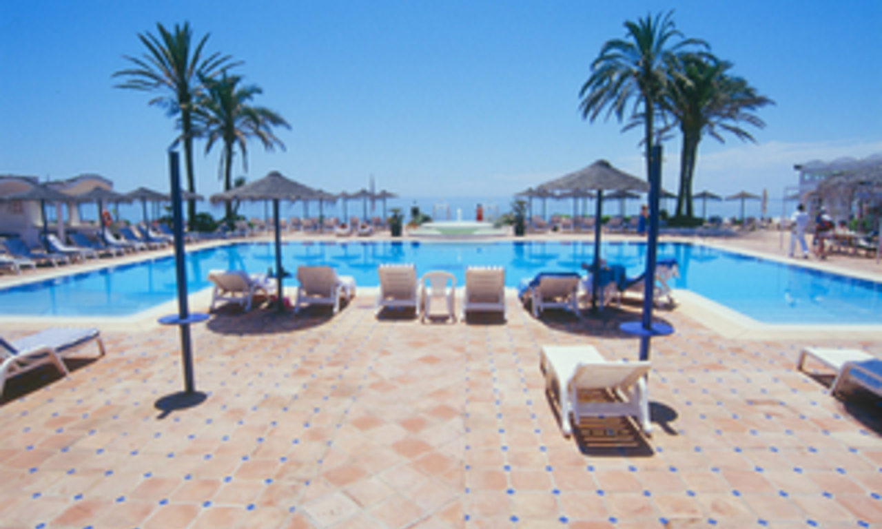 Beachside villa te koop, dichtbij het strand, Los Monteros Beach, Marbella 18