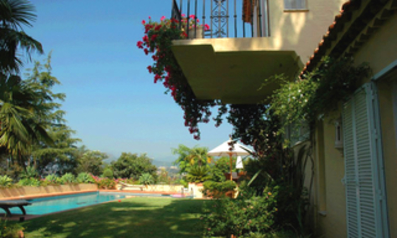 Villa te koop met 2 gastenverblijven in Marbella - Benahavis 1
