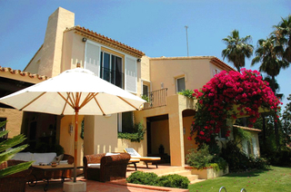 Villa te koop met 2 gastenverblijven in Marbella - Benahavis