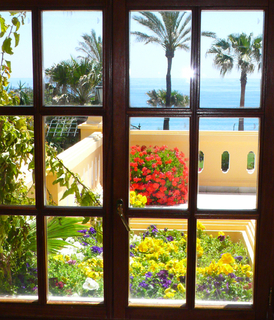 Exclusieve villa te koop direct aan het strand in Marbella