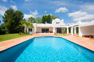 Villa met grote tuin te koop tussen Marbella en Estepona