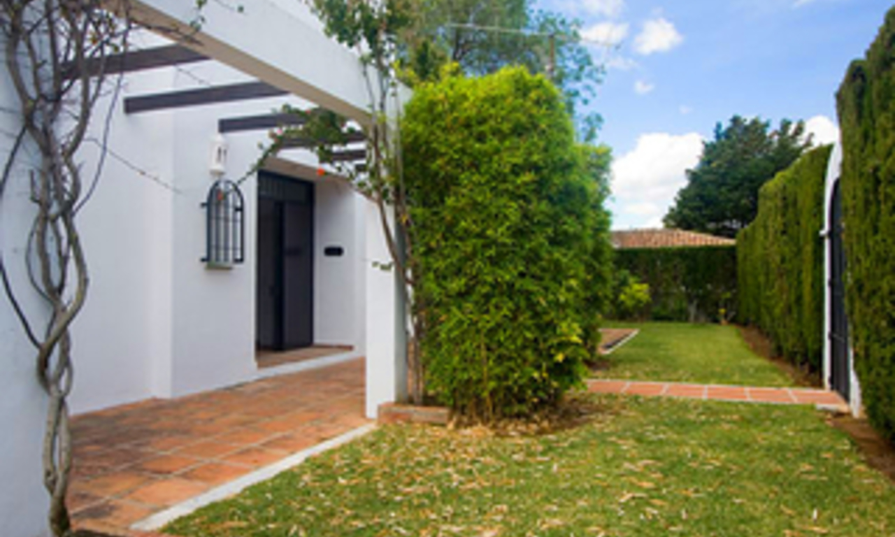 Villa met grote tuin te koop tussen Marbella en Estepona 3